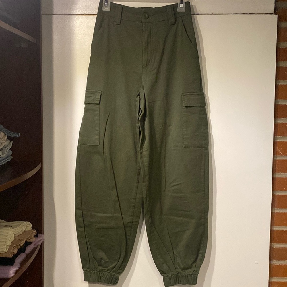 BDG green cargo pants size small in perfect condition